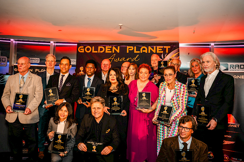 Golden Planet Award 2024 verliehen Von links: Dr. h.c. Manfred Florian Welker, Herr Nägele, Henning Morales, Frau Yok, Himee Kahorongo, Stephan Schwenk, Jürgen Pfitzer, Botschafter Antonio Lehmann, Marianne Rosenberg, Marion Mewis, Astrid Arens, Wolfgang Wessel, Julia Neigel, Christof Lützel, Antonio Lo Franco, Tammy Wolf, Prof. Dr. Hermann Bühlbecker - Golden Planet Award 2024