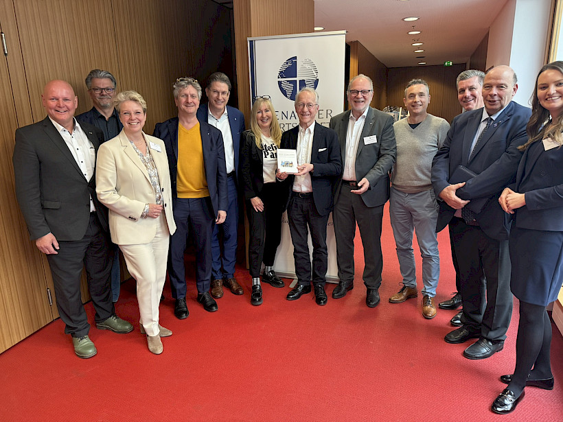 Der frühere CSU-Politiker Dr. Werner Schnappauf (Mitglied im Rat für Nachhaltige Entwicklung) mit Dr. Christoph Brüssel und Norbert Streveld mit Senatorinnen und Senatoren des Senate of Economy Europe und dem Senat der Wirtschaft Deutschland im Haus der Bundespressekonferenz in Berlin.